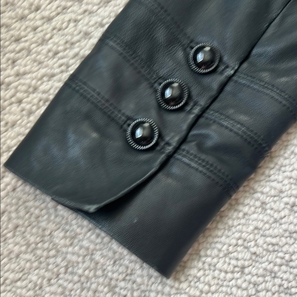 Elegant Black Women's Leather Jacket - Picture 10 of 10